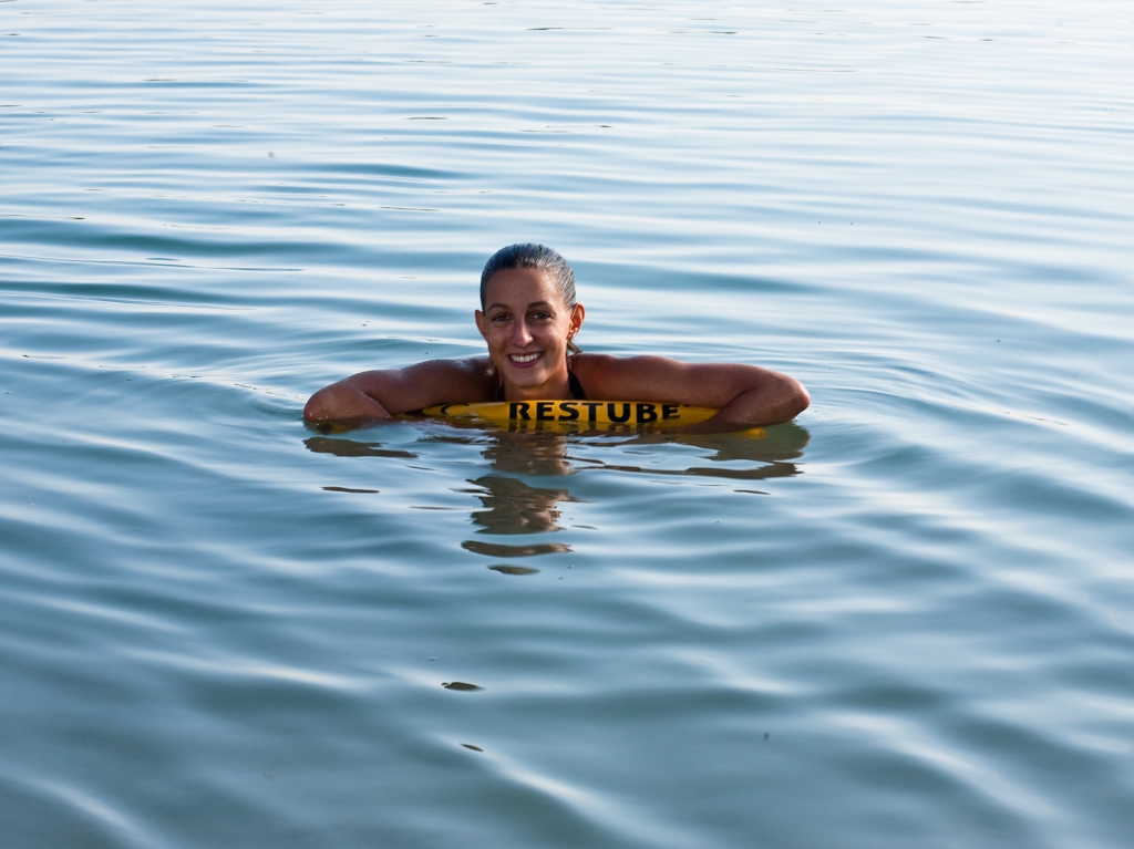 Um das Schwimmen im Freiwasser und den Wassersport sicherer zu machen, hat RESTUBE einen Airbag entwickelt, der ähnlich einer aufblasbaren Rettungsweste funktioniert, aber klein und handlich an der Hüfte getragen werden kann. Zieht man den Auslöser, bläst sich der Schwimmkörper mittels CO2-Patrone innerhalb von Sekunden auf und verwandelt sich in eine auftriebsstarke Boje im offenen Gewässer – beim Schwimmen, Surfen oder Kanufahren.