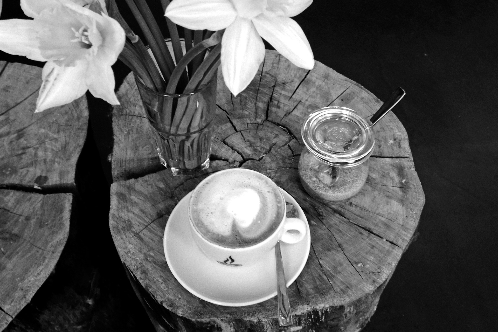 KOFFEIN IM BLUT: Ein Espresso ist Rennradkultur und macht Druck – feiner nussiger Bohne von Supremo im Cappuccino in der LEHMANN Pattisserie © stefandrexl.de