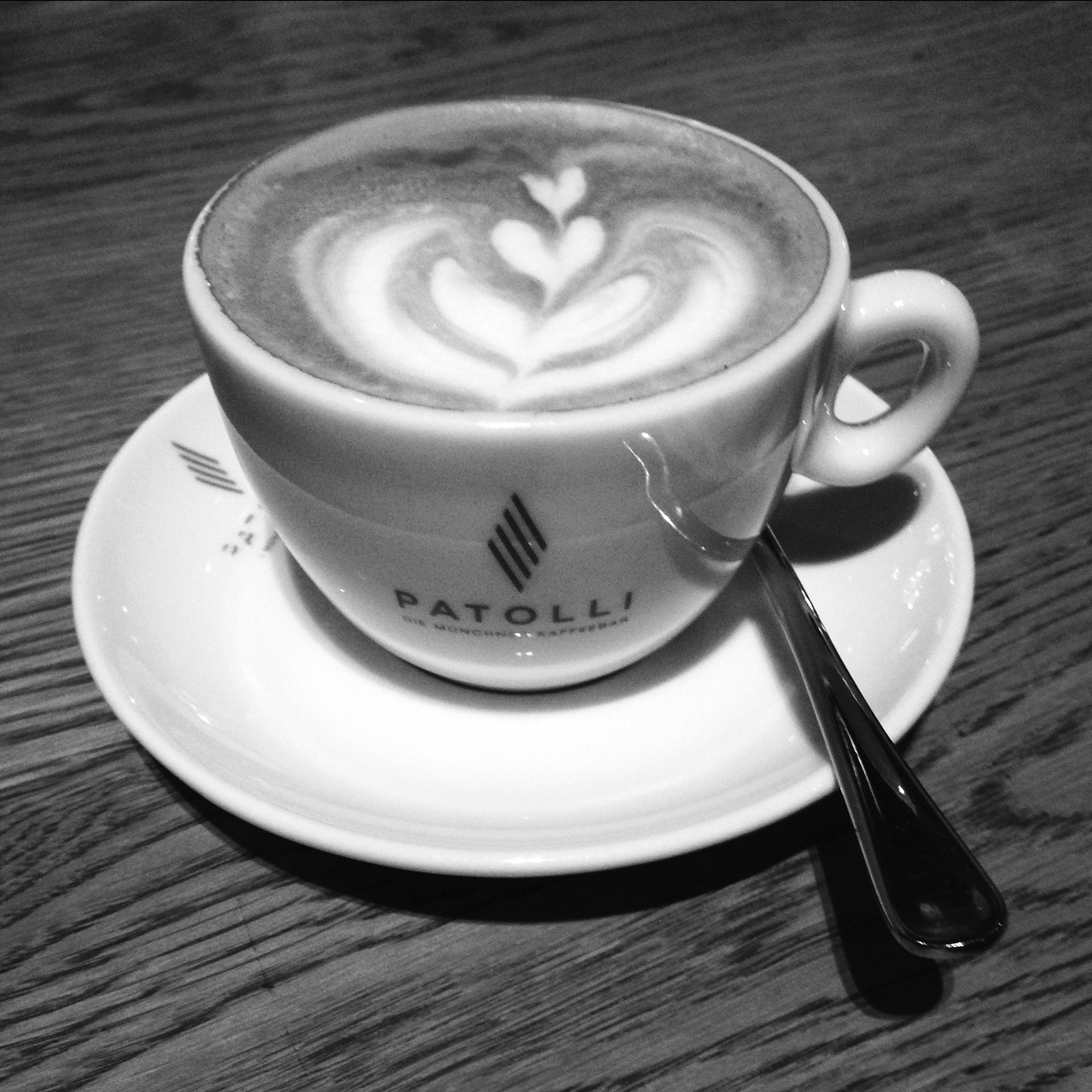 KOFFEIN IM BLUT: Ein Espresso ist Rennradkultur und macht Druck – Cappuccino mit Barista-Kunst in der Kaffeebar Patolli © stefandrexl.de