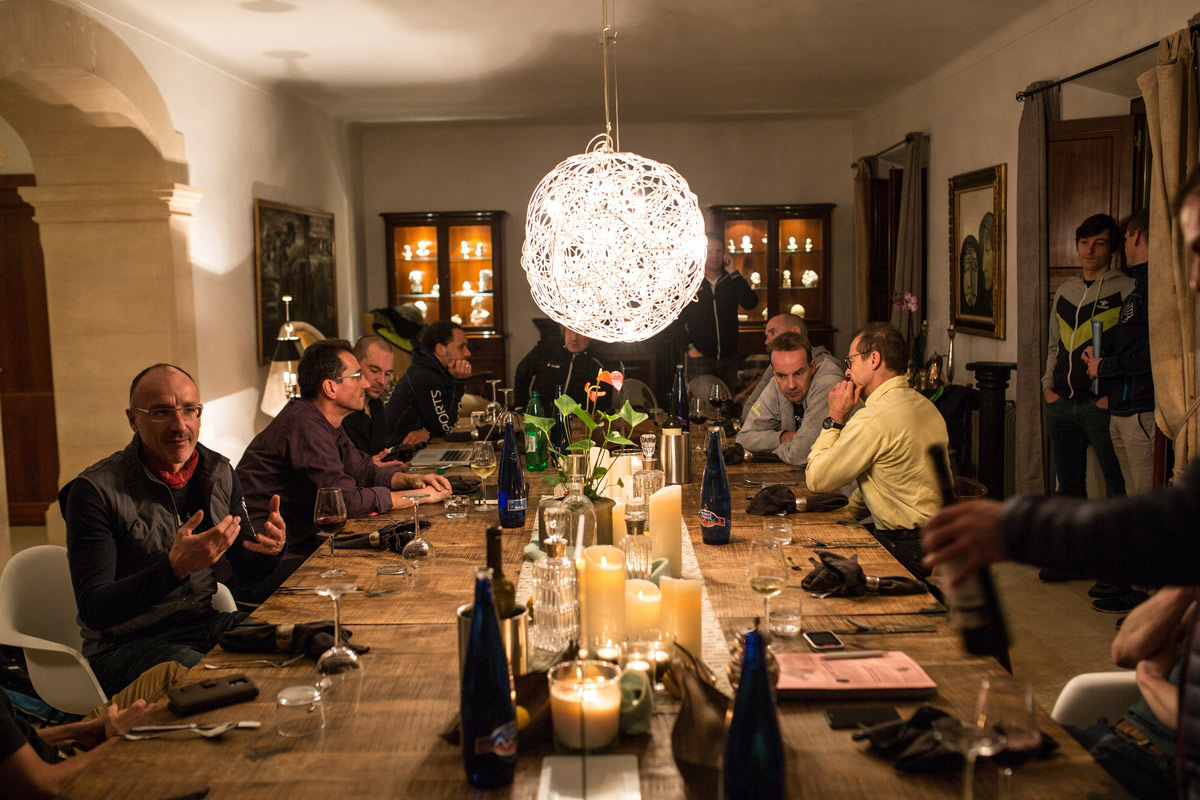 ON THE ROAD: Irgendwann ist immer das erste Mal(lorca) - Das gemeinsame Abendmahl an der langen Tafel der Finca Es Llobets lädt ein zum Analysieren, Fachsimpeln und gemütlichen Zusammensein ©irmokeizer.com