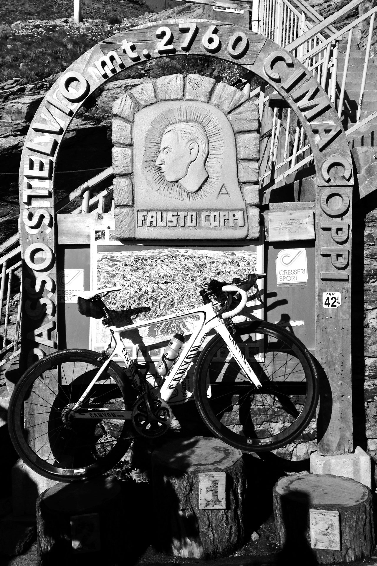 DAS STILFSER JOCH 48 Kehren in Fels gemeisselt / Ein Denkmal für einen der größten italienischen Radfahrer der Vergangenheit: Fausto Coppi © stefandrexl.de