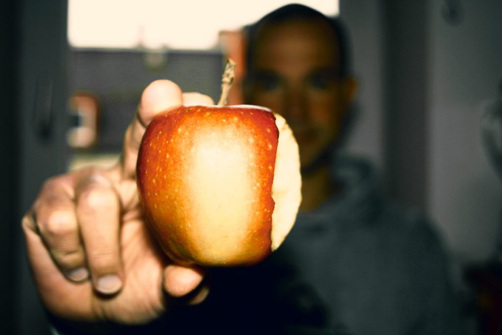 BESSER ESSER Mehr Leistung und gesünder durch Fasten! Der Apfel als Symbol für den Einstieg und das Ende der Fastenzeit © SUGAR & PAIN